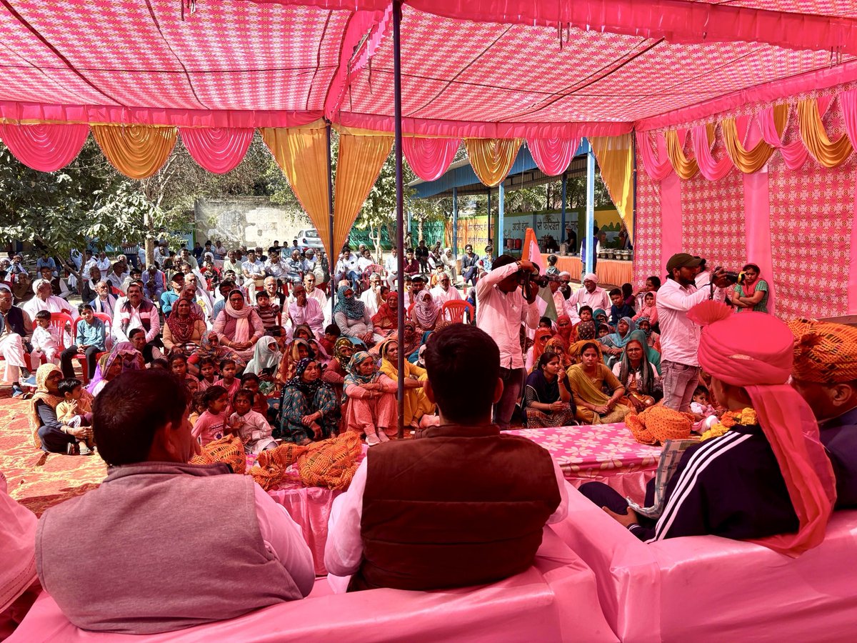 MahadevBalali's tweet photo. हमारे क्षेत्र के गाँव झोजू कलाँ के सूर्या स्वामी ने राष्ट्रीय जूनियर घुड़सवारी प्रतियोगिता में स्वर्ण पदक जीतकर क्षेत्र का नाम रोशन किया।

उनके सम्मान समारोह में जाकर उन्हें सम्मानित किया और सूर्या स्वामी और उनके कोच कप्तान राकेश सांगवान को बधाई व उज्जवल भविष्य की शुभकामनाएँ दी। https://t.co/Bc2Ka0g0mN