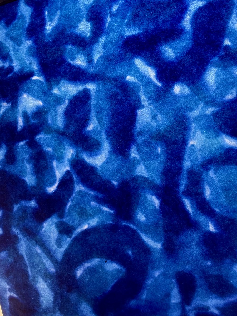 今日は楮ぼかしの瑠璃色と鉄紺色を染めてます。
＃おりがみ会館　＃染め紙工房
origamikaikan.co.jp/eccube/product…
origamikaikan.co.jp/eccube/product…