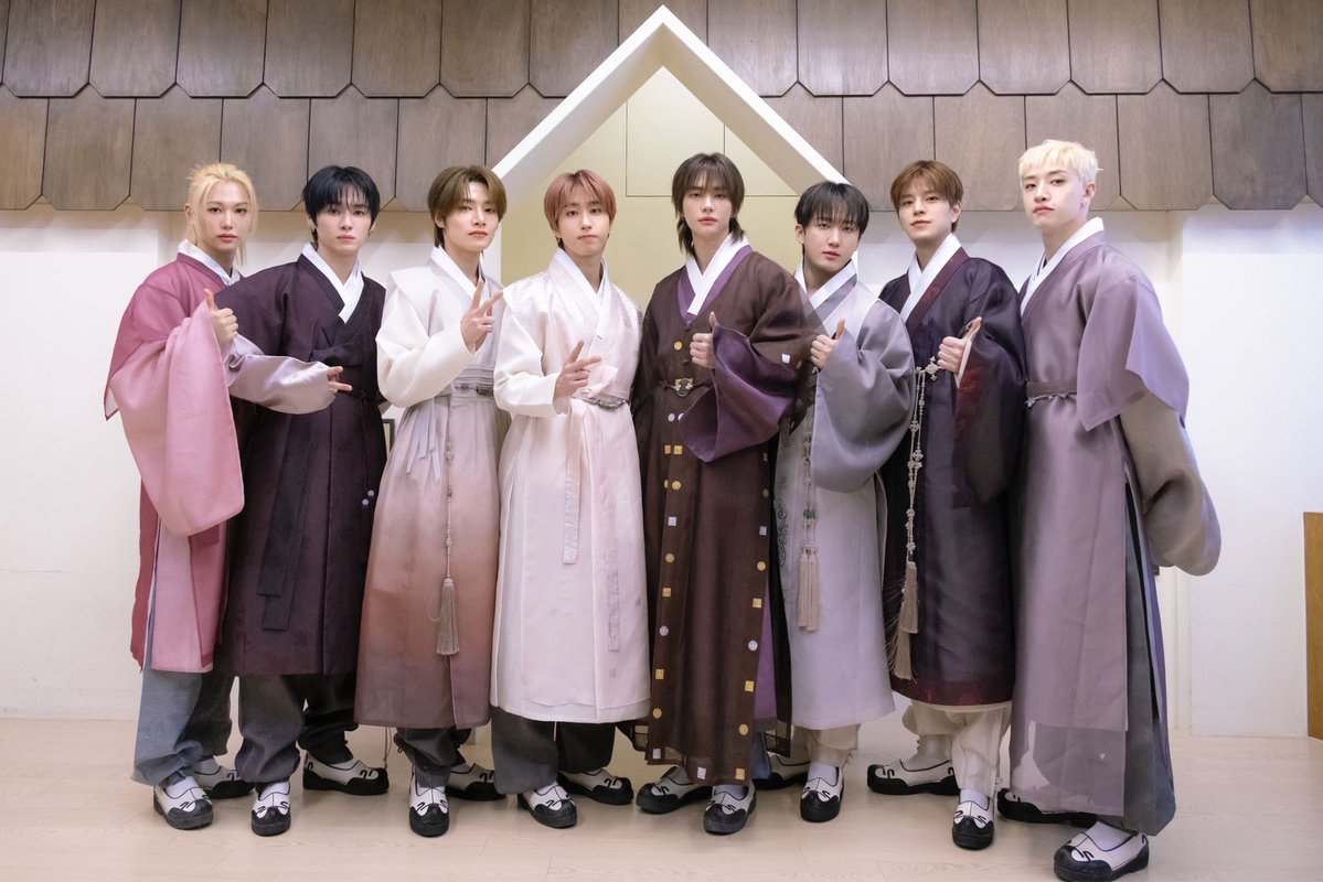 休憩中Ψ( 'ч' ☆) 韓服ー！カッコイイなぁ❣️韓服大好き❣️ 今仕事