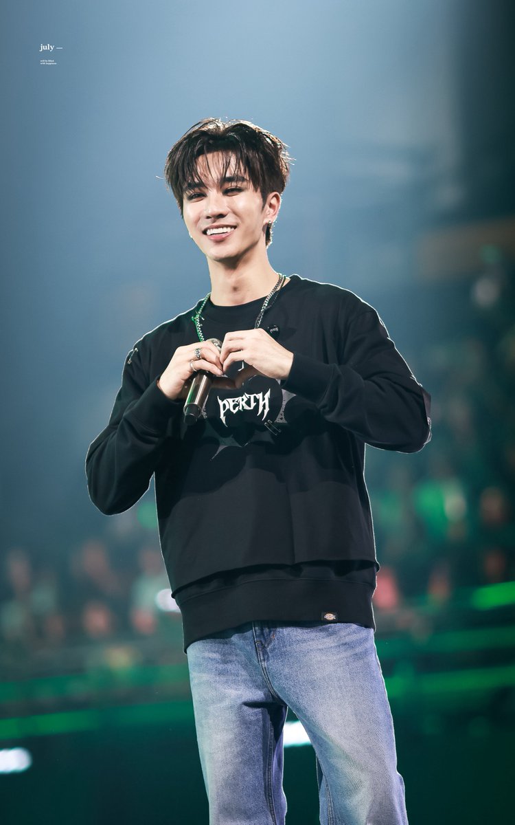 J_julyx's tweet image. ก้ยังคงเป็นเด็กน้อยสำหรับพี่อยู่ดี เพิ้ด ๆ ค่าบ 🤍✨

PERTH NO RULES 

#RISERCONCERTD3 
#PerthTanapon