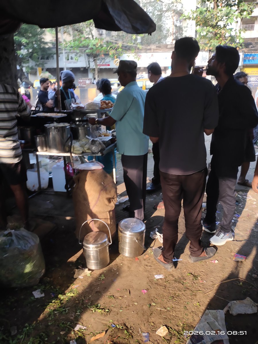 mumbaimatterz's tweet photo. Without doubt as reported before both these illegal stalls next to Plaza cinema, Dadar is run by @mybmcwardGN license dept employee. One selling banned Gutkha, other using a LPG cylinder at a crowded market place

No wonder it remains untouched despite the much publicised drive against #illegalhawkers.