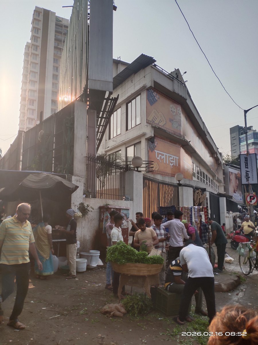mumbaimatterz's tweet photo. Without doubt as reported before both these illegal stalls next to Plaza cinema, Dadar is run by @mybmcwardGN license dept employee. One selling banned Gutkha, other using a LPG cylinder at a crowded market place

No wonder it remains untouched despite the much publicised drive against #illegalhawkers.