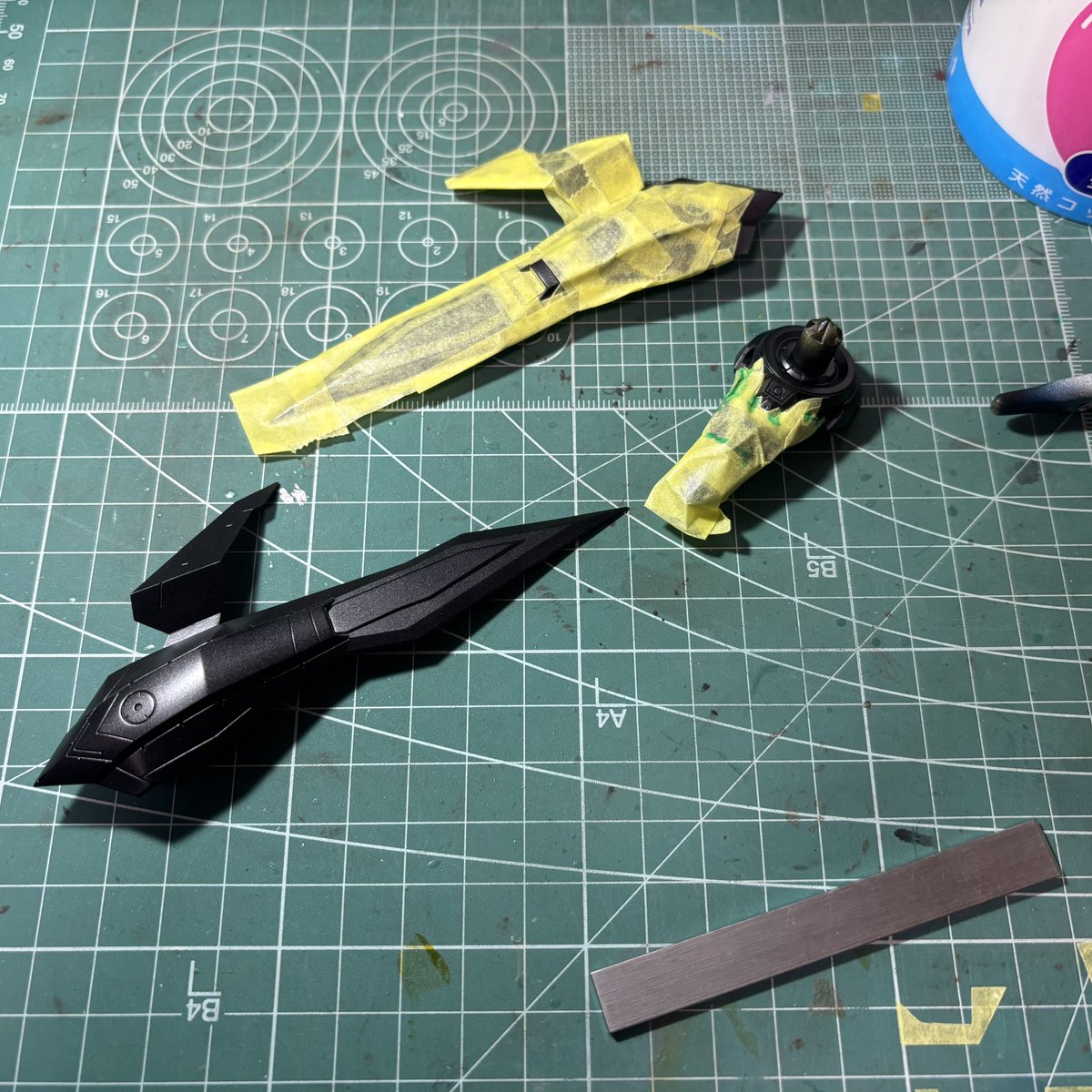 Arisato341's tweet photo. やっと脚パーツまで完成したと思ってインスト見たら塗り忘れが見つかって真顔でマスキングしてる。
この大きさでパーツ分けないのはもう目を瞑るにしても、塗り分け箇所は明示して欲しいね…。 https://t.co/zGBOunco9R