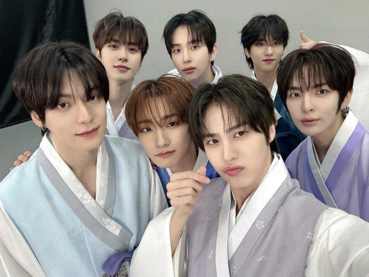 [🎁]
제니스! 연휴 동안 가족들과 즐거운 시간 보내고 복도 두 배로 받기!🙇‍♂️ 올해도 함께 행복한 시간 보내자✨

#EPEX #이펙스 #Eight_Apex #위시 #뮤 #아민 #백승 #에이든 #예왕 #제프 #LunarNewYear #설날