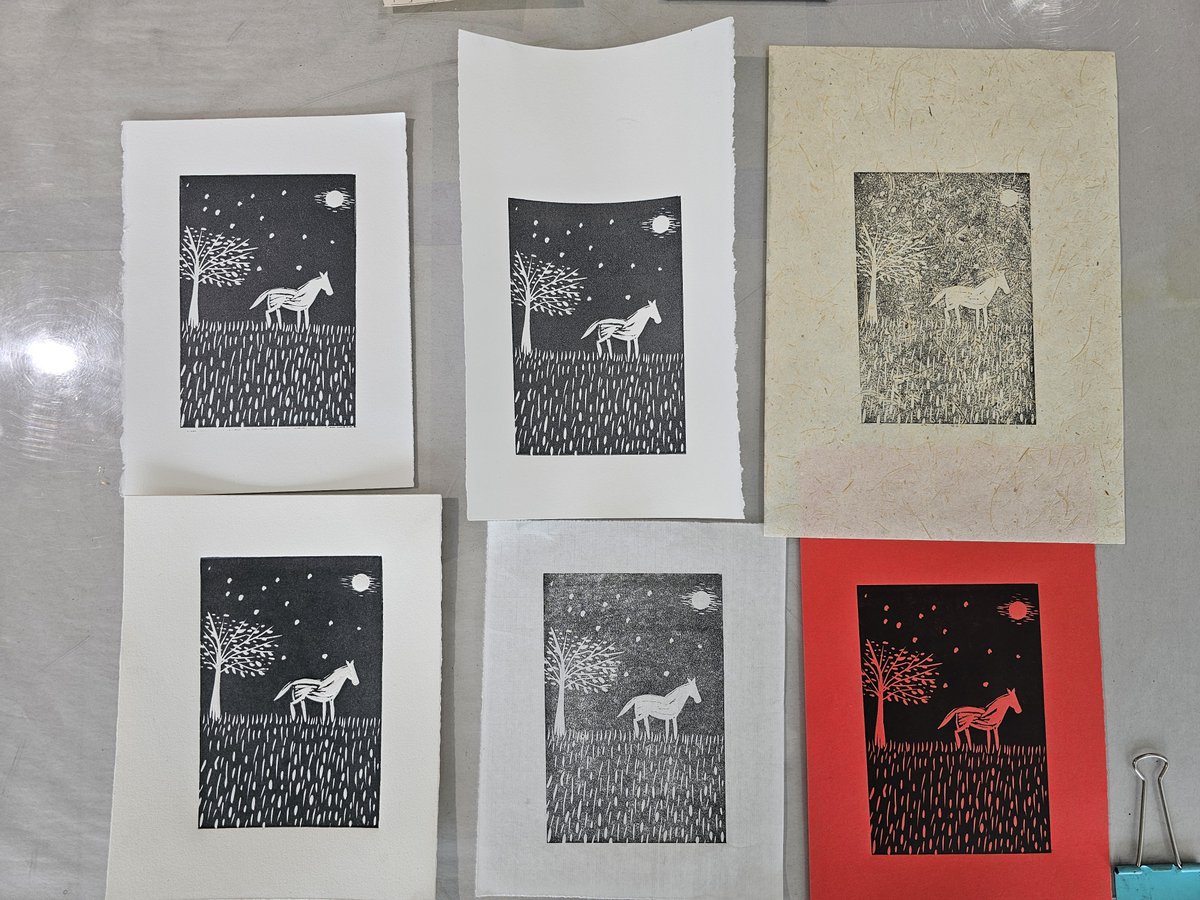 남편이 지인이 하는 스튜디오?에 판화 원데이 클래스 하러 가자길래 나 초딩 때 미술시간에 판화하면 맨날 내 그림 교실 벽에 붙었거든요? 잘난척 하면서 와서 후딱 스케치 하고 작업하고(엽서 사이즈고 총 1시간 좀 더 걸린 듯?) 히히 20 몇년 만에 해봐도 꽤 만족스럽구먼 하면서 즐거워하는 중 😊🤗