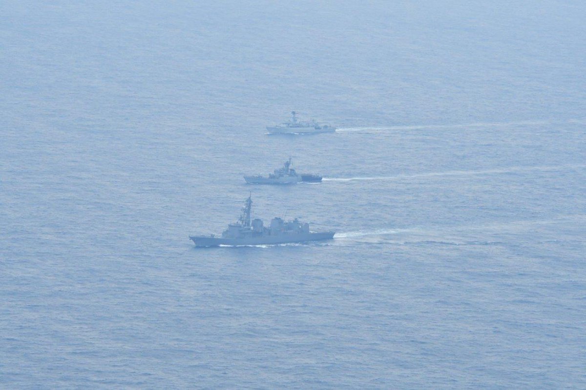 JMSDF_PAO's tweet photo. #海上自衛隊 はインド🇮🇳海軍、インドネシア🇮🇩海軍とインド洋で訓練を実施しました。この３国での訓練は初めてとなります。
🇯🇵🇮🇳🇮🇩はインド太平洋地域の平和と安定の要となる存在であり、将来の平和のビジョンを共有しています。🇯🇵🇮🇳🇮🇩海軍種関係を一層深化させていきます🌏
#JS_YUDACHI #FOIP https://t.co/RT2TCXGyXZ