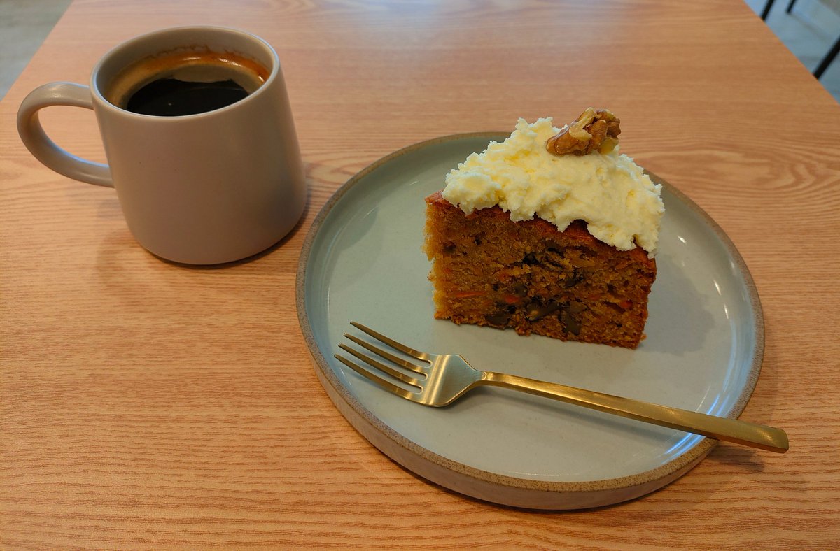 walescake's tweet photo. 今日のお昼どうしようかな…と思っていたところに、「今週のケーキ、キャロットケーキ」の看板と目が合ってしまう🥕
お昼にケーキ？と一瞬迷ったけど、キャロットケーキとの一期一会は大切にしたく、イートイン。
コーヒーも美味しく、ボリュームもあってお腹も舌も満足☕️

皆様にとって素敵な午後を✨ https://t.co/A8inGsfc7u