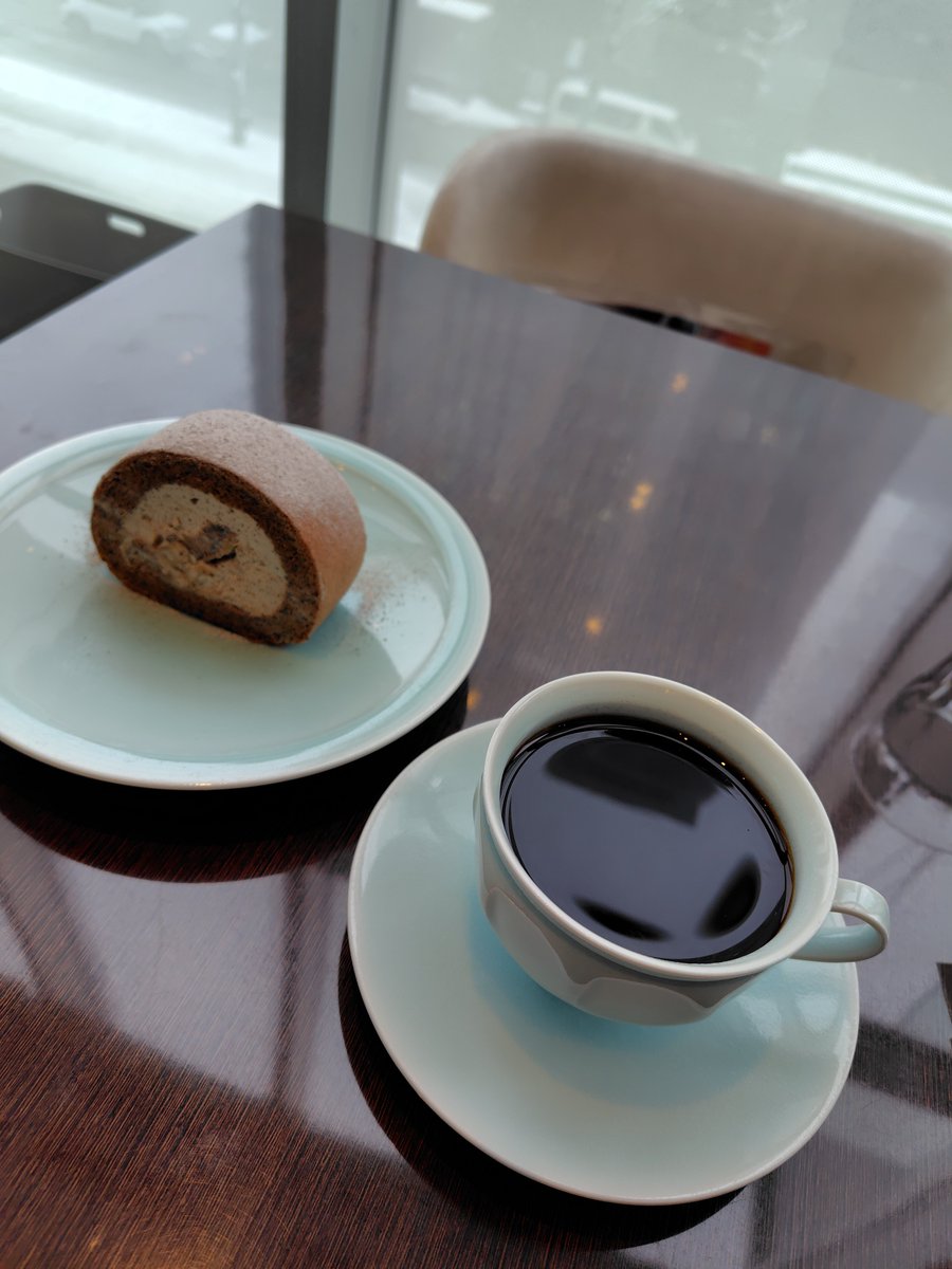 MSK_artisan's tweet photo. 徳光珈琲 大通店にて 
淹れたてのTOYA Blendを頂くことが出来ます 

今日は「大人の珈琲ロール」と一緒に 
相性良いです 
美味しい…

お店の雰囲気もとても素敵なんです ぜひお店でも味わってみて下さい 

https://t.co/TOv2dXHiD5

#TOYABlend #中村桐耶 #徳光珈琲 #むかわ町観光協会 https://t.co/nx3pVxvhrw