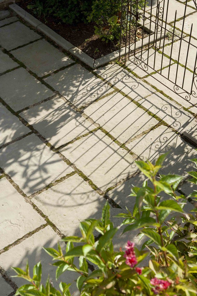 Our Stratford range beautifully reimagines the character of timeworn paving, bringing instant charm to any space.

bowlandstone.com/product.asp?pr…