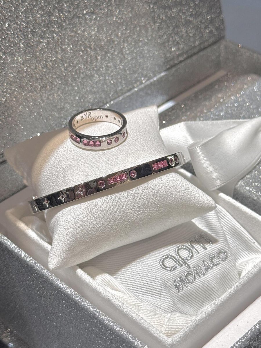 zhouyiran_thai's tweet image. [📸] 260216 |  APM_MONACO Update 

เครื่องประดับ Morse Rose สีชมพู รุ่นสลัก limited  “ZYR” โดย @周翊然Tz

จะเปิดให้ พรีออเดอร์วันที่ 23 ก.พ. – 9 มี.ค.
วางจำหน่ายแบบจำกัดเวลา ของหมดแล้วหมดเลย

🔗 weibo.com/3082248625/526…

#Zhouyiran #โจวอี้หราน #周翊然