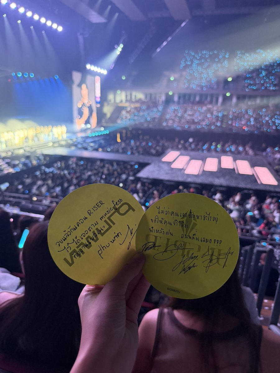 วันสุดท้ายไม่ต้องวิ่งหาแลกเลย น้องบินมาหาเอง ทั้งสองใบ 
ภว : เจอกันตามงาน music fest คับ พี่กดบัตร cat แล้ว 
jasper : ไม่รู้ใครคิดประโยคแต่เบียวทุกวันเลยอะ 55555555565 gotcha pop ได้พี่ดารามาเป็นนักร้องละด้วย อย่าชนภวได้ไหมมม อย่าให้ฉันต้องเลือกก