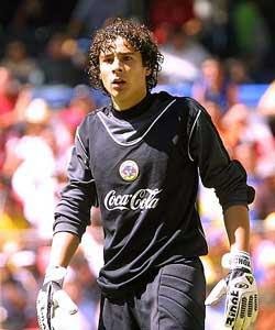 Hace 22 años, el 15 de febrero del 2004, debutaba Guillermo Ochoa en un partido al medio día en el Estadio Azteca ante Monterrey.