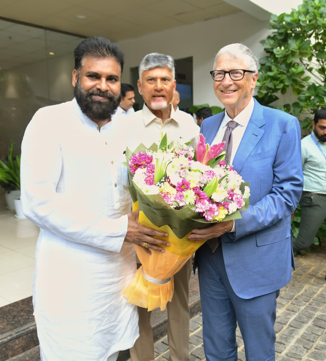 బిల్ గేట్స్ ను స్వాగతించిన చంద్రబాబు నాయుడు , పవన్ కళ్యాణ్. 

<a href="/ncbn/">N Chandrababu Naidu</a> <a href="/BillGates/">Bill Gates</a>  <a href="/PawanKalyan/">Pawan Kalyan</a> #BillGatesInAP