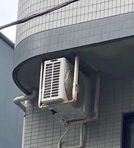 エアコンの修行してたころ、「普通にバルコニーに置いてある」と言うので金額提示したら公団吊り、話が違うので追加料金をお願いすると口コミに「当日とんでもない追加料金を請求する最悪の業者」と書かれた