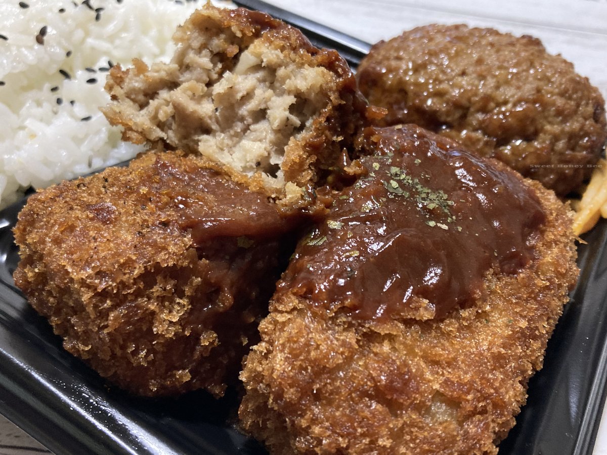 ローソンストア100でもデカ盛りチャレンジ第3弾🍱
先週のWハンバーグ弁当の次は爆弾メンチカツ弁当。ワンコイン弁当だからメンチカツだけかと思ったらこっちにも肉厚ハンバーグが。メンチも巨大なの2個も入ってコスパ凄い
ご飯が足りなくなるくらいふんわりみっちり満足感あるお肉のボリューム楽しめた