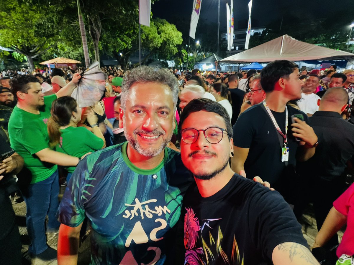 RafaelCSerra's tweet photo. Vim para a Praça da Bandeira assistir à transmissão do desfile da @gresmangueira em homenagem ao Mestre Sacaca e encontrei o governador @Clecio_Luis 💖

É o Amapá em festa! 🎉
O Carnaval do Povo tá lindo demais! ✨ https://t.co/XGAxg8FOe1