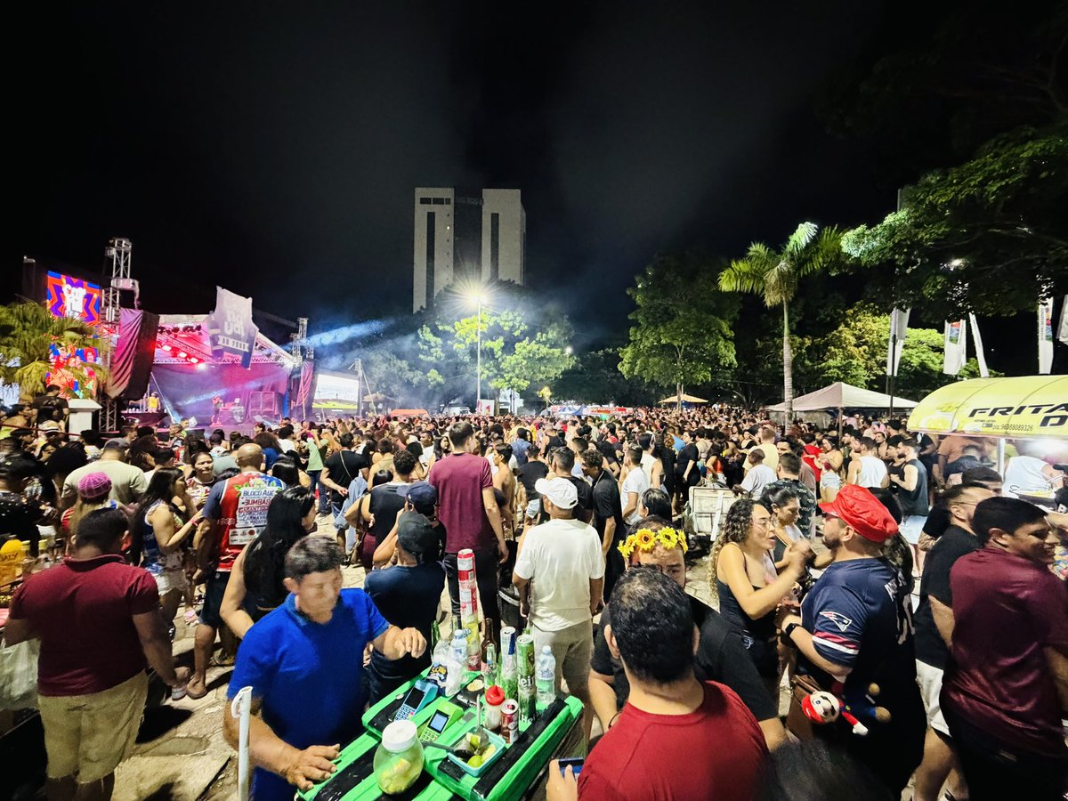 RafaelCSerra's tweet photo. Vim para a Praça da Bandeira assistir à transmissão do desfile da @gresmangueira em homenagem ao Mestre Sacaca e encontrei o governador @Clecio_Luis 💖

É o Amapá em festa! 🎉
O Carnaval do Povo tá lindo demais! ✨ https://t.co/XGAxg8FOe1