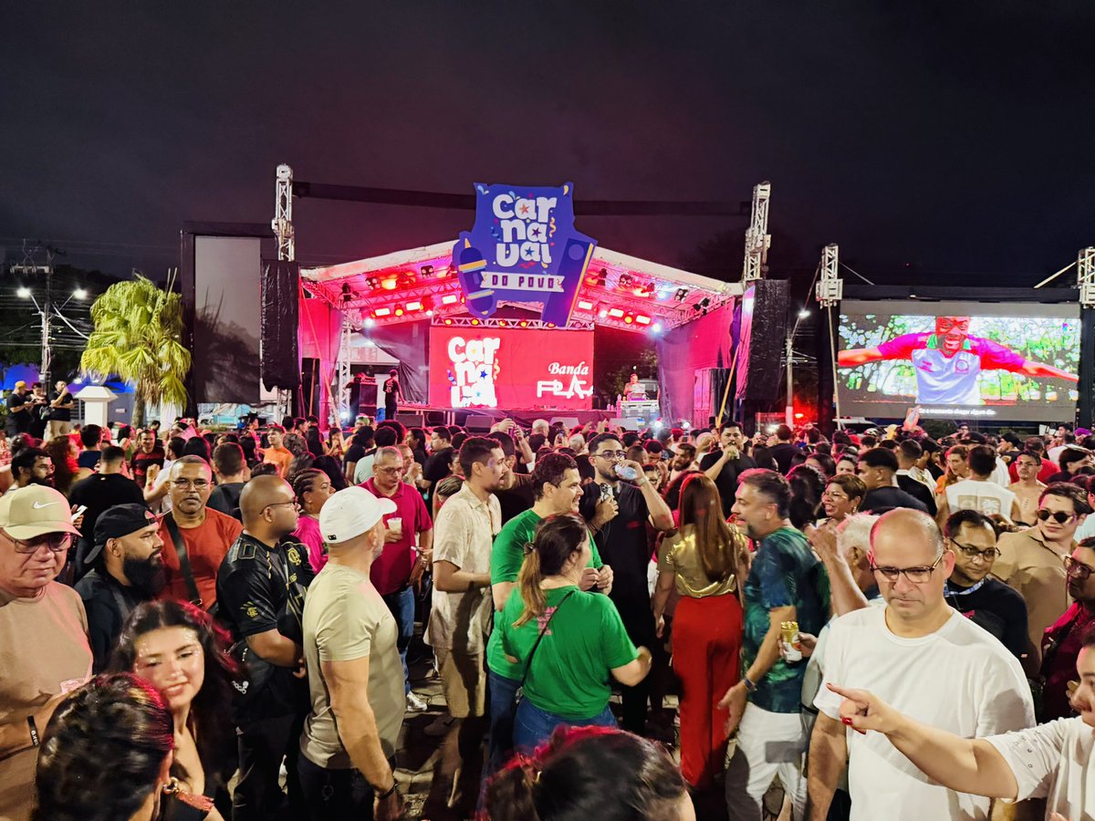 RafaelCSerra's tweet photo. Vim para a Praça da Bandeira assistir à transmissão do desfile da @gresmangueira em homenagem ao Mestre Sacaca e encontrei o governador @Clecio_Luis 💖

É o Amapá em festa! 🎉
O Carnaval do Povo tá lindo demais! ✨ https://t.co/XGAxg8FOe1