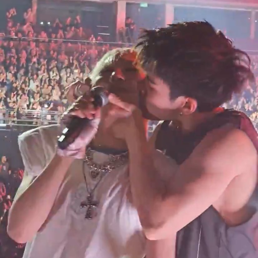 นอกจาก Lykn แล้ว เด็กผู้ชายชั้น 30 คนอื่นมานทรีตเลโก้น่ารักทุกคนเลยอะ ทุกคนทรีตน้องเป็นเด้กผู้หญิงตัวเล็ก ๆ คนนึงในสายตาพวกฮีเลย น้องจะกอดจะหอมก็ปล่อย บางทีนึกหมั่นเขี้ยวพวกฮีก็หอมน้องซะเอง ให้เกียรติน้องด้วย

มานรักกันจัง จั๊นมีนั้มตา 🥹

#RISERCONCERTD3
#Lego_Rapeepong