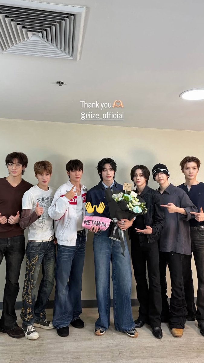 matcharoong's tweet photo. RIIZE gave Win SMTown x Ari jersey with his name customized, so cute🥹🥹🥹

WIN IN THE RISER MOMENT 

#RISERCONCERTD3
#winmetawin @winmetawin
#RIIZE https://t.co/3RGmeq7jzF