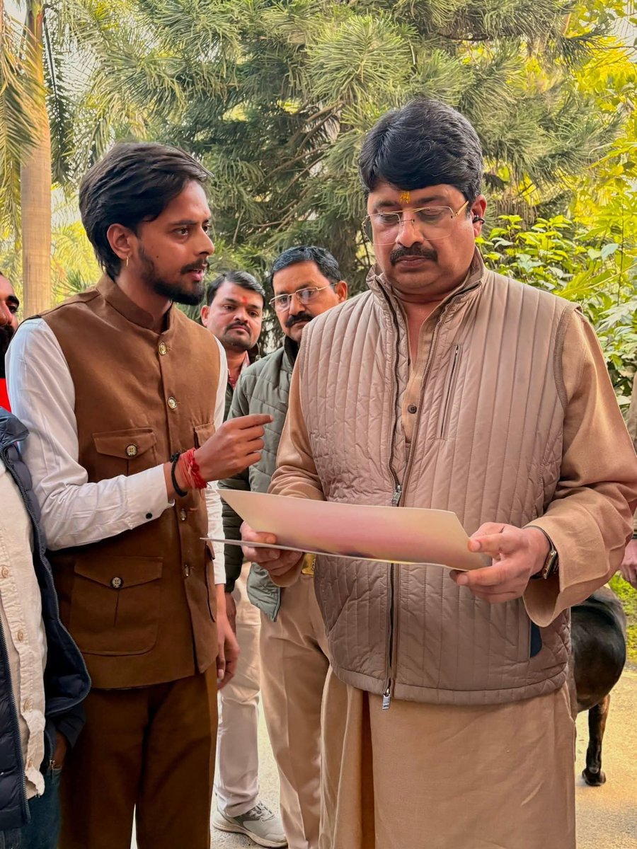 इस तस्वीर में राजा भैया जी के साथ दिख रहा लड़का अभिषेक ठाकुर है जिसने अपना जीवन सनातन के लिए समर्पित कर दिया है और बहुत ही कम उम्र में बहुत बड़ी प्रसिद्धि हासिल कर चुका है।

जय श्री राम