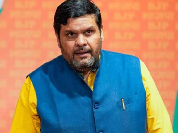 इनका नाम गौरव वल्लभ है,
पहले कांग्रेस में थे,
रोज लाइम लाइट में रहते थे,
वीडियो वायरल होते थे,
कांग्रेस ने MLA का चुनाव लड़वाया, हार गए,

फिर इनकी अंतरआत्मा ने आवाज दी,
BJP में चले गए,
आज गुमनामी की काली कोठरी में खो चुके हैं,
कोई नहीं पूछता है इन्हें,
बोले तो, पूरी तरह इनके