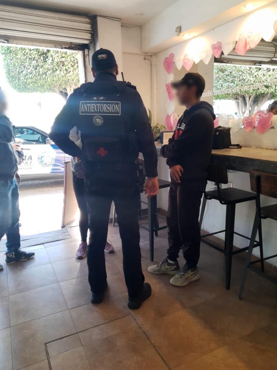 MauroGonzalezMa's tweet photo. Una llamada cambió el rumbo de esta historia.
En Celaya, una familia comenzó a recibir llamadas donde les aseguraban que su hijo menor de edad estaba secuestrado. El miedo y la desesperación aparecieron de inmediato. Pero tomaron una decisión clave: confiar y denunciar a tiempo al 800 TECUIDO.
De manera inmediata, los integrantes del Escuadrón Antiextorsión activaron los protocolos de análisis técnico, verificación y búsqueda. Se confirmó que se trataba de un secuestro virtual: una modalidad que busca aislar a la víctima mediante engaños y presión psicológica para obligar a la familia a pagar.
Mientras se brindaba contención emocional a los familiares y se evitaba cualquier depósito, el equipo operativo desplegó acciones de localización. Horas más tarde, alrededor de las 17:00 horas, el menor fue ubicado sano y salvo en una cafetería al interior de un centro comercial del municipio.
No hubo pago. No hubo consumación del delito. Hubo confianza en la autoridad y una respuesta inmediata.
Los delitos de extorsión viven del miedo. Las soluciones reales nacen de la coordinación entre ciudadanía y gobierno.
En Guanajuato nadie tiene que enfrentar solo una amenaza.
Ante cualquier intento de extorsión, llama al 800 TECUIDO o denuncia de forma anónima al 089.