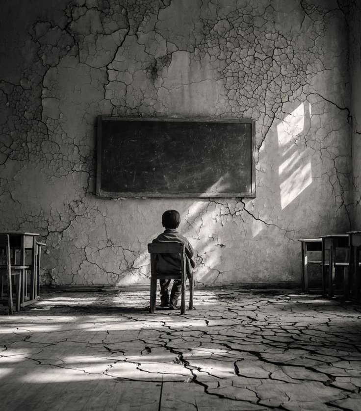 रौशनी की एक किरण उम्मीद बन के आई है,
​मगर अंधेरे ने चारों ओर अपनी जाल बिछाई है.!