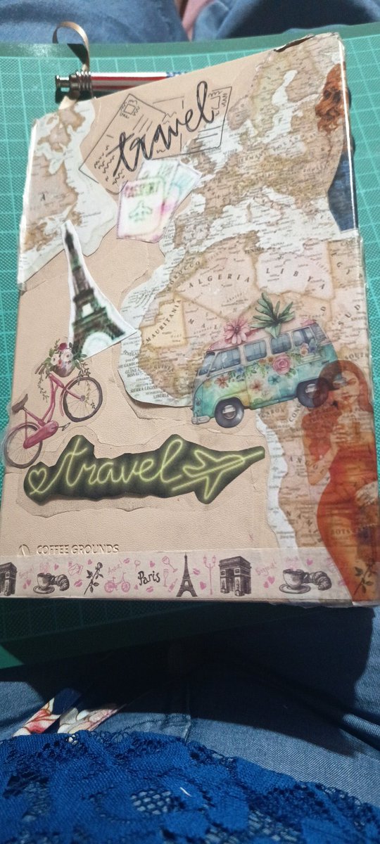 inosc's tweet photo. Intenté mil veces empezar mi travel journal. Europa y la familia lo logró. ✈️📖
Estoy oficialmente obsesionada: comprando accesorios, imprimiendo recuerdos, guardando cada papelito, ticket o detalle que pueda contar mi historia. ♥️📒
#Viajeenfamilia
 #BitácoraDeViaje  #Europa2025 https://t.co/Z7ROLAf9am