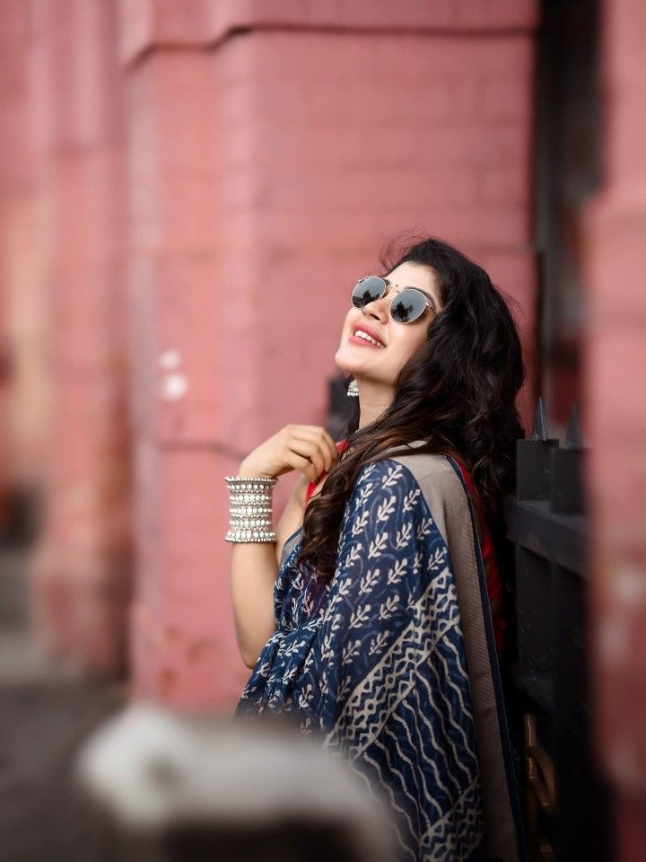 उसकी सादगी में भी एक अलग सा नूर है,
वो नारी है जनाब, खुद में ही भरपूर है।
😍😍