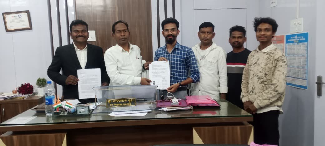 Coder_Pintu's tweet photo. 6/2/26 We, the villagers of #Badanala Sahi (GP #Baunsagarh, #Anandapur Block, #Kendujhar), have submitted a memorandum to Hon’ble CM @MohanMOdisha  requesting development of our sacred Deshauli (Adivasi Ritual Centre)-including boundary wall, main gate &amp; signboard.
@AnandapurSub https://t.co/Z2MWicAYhU