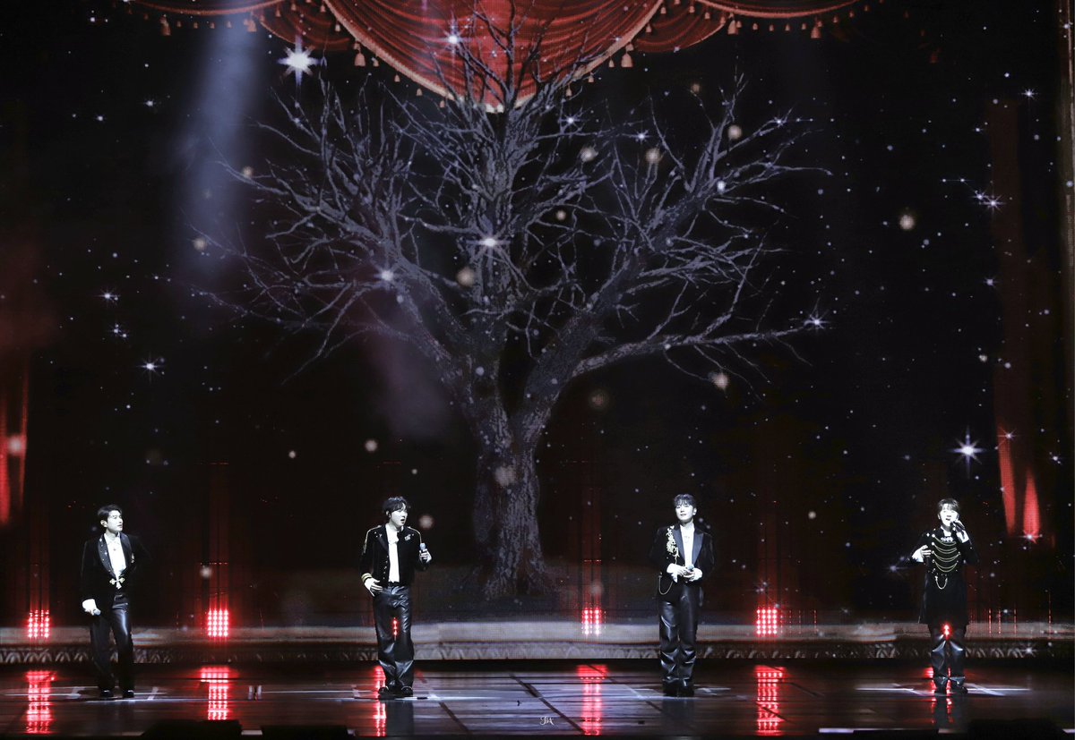 사실 이렇게 꽃보다 활짝 피기 전에 앙상한 나무였어.

[250215] MBN 한터 뮤직 어워드 

꽃피기 전 앙상한 나무 🌳
(시간 역순)

#포레스텔라 #Forestella 
#배두훈 #강형호 
#조민규 #고우림