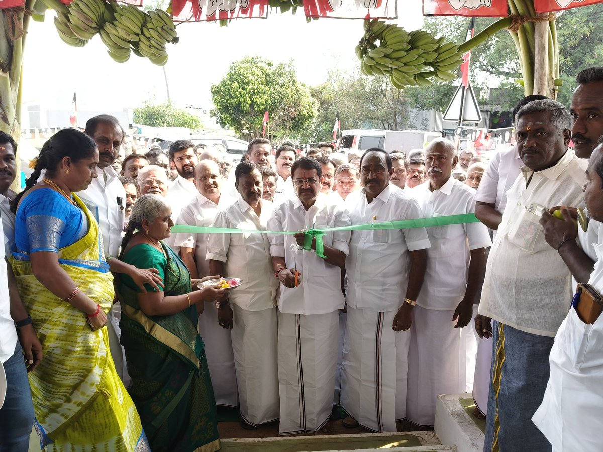 kvramalingam's tweet photo. ஈரோடு மாநகர் மாவட்டம், கொடுமுடி வடக்கு ஒ��்றியத்திற்கு உட்பட்ட கிளாம்பாடி பேரூராட்சி அஇஅதிமுக அலுவலகத்தை கழக நிர்வாகிகளுடன் இணைந்து திறந்து வைத்து சிறப்பித்தேன்.

#ஈரோடு_மாநகர் https://t.co/Qr8KBMz9qe