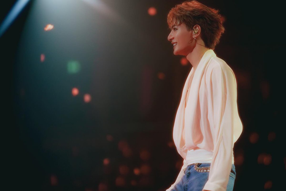 อิจฉาคนมีตากล้องส่วนตัวค่ะ เด็กๆ RISER อีก 25 คนควรประท้วงนะคะ ตากล้องทำงานไม่เป็นธรรม ส่งรูปให้แฟนก่อน สวยด้วย หมายถึงคนบนเวทีสวยมากค่ะ ฟหทดยหงงฟสหวด😭😭😭😭😭😭😭
#KristPerawat
#RISERCONCERTD2 #RISERCONSERTD3