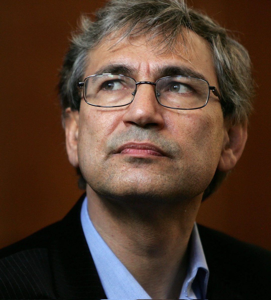 İlber Ortaylı’nın Orhan Pamuk hakkındaki sözleri yeniden gündem oldu:

“Bana göre, Orhan Pamuk, Türkçe'yi bilmiyor. Kaleme aldığı bir eserde şu ifade geçiyor:

‘İmam ikindi namazı saatinde caminin balkonuna çıkarak ikindi ezanını okudu.'

Şimdi bu toplumda yaşayan her insan bilir