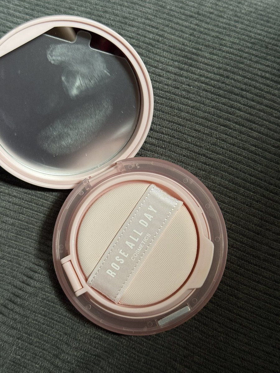 causeitsblue's tweet photo. WTS // WANT TO SELL

Cushion Rose All Day shade Beige
- baru dipake untuk swatch aja
- dijual karena salah shade
- puff masi belum kepake samsek yaa
- minus box, 100K only dom Jatim https://t.co/yyVl2irR0s