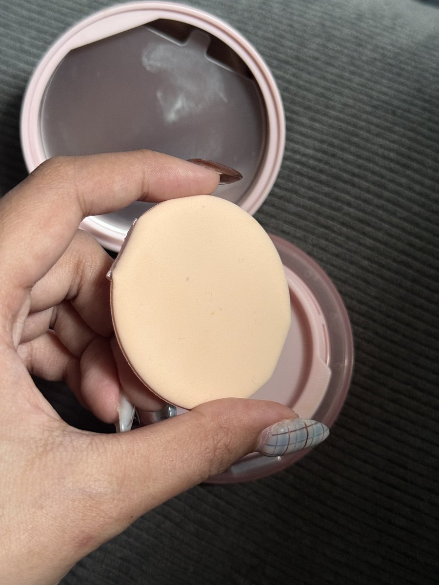 causeitsblue's tweet photo. WTS // WANT TO SELL

Cushion Rose All Day shade Beige
- baru dipake untuk swatch aja
- dijual karena salah shade
- puff masi belum kepake samsek yaa
- minus box, 100K only dom Jatim https://t.co/yyVl2irR0s