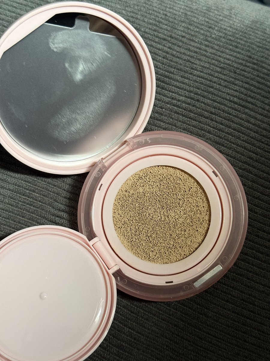 causeitsblue's tweet photo. WTS // WANT TO SELL

Cushion Rose All Day shade Beige
- baru dipake untuk swatch aja
- dijual karena salah shade
- puff masi belum kepake samsek yaa
- minus box, 100K only dom Jatim https://t.co/yyVl2irR0s