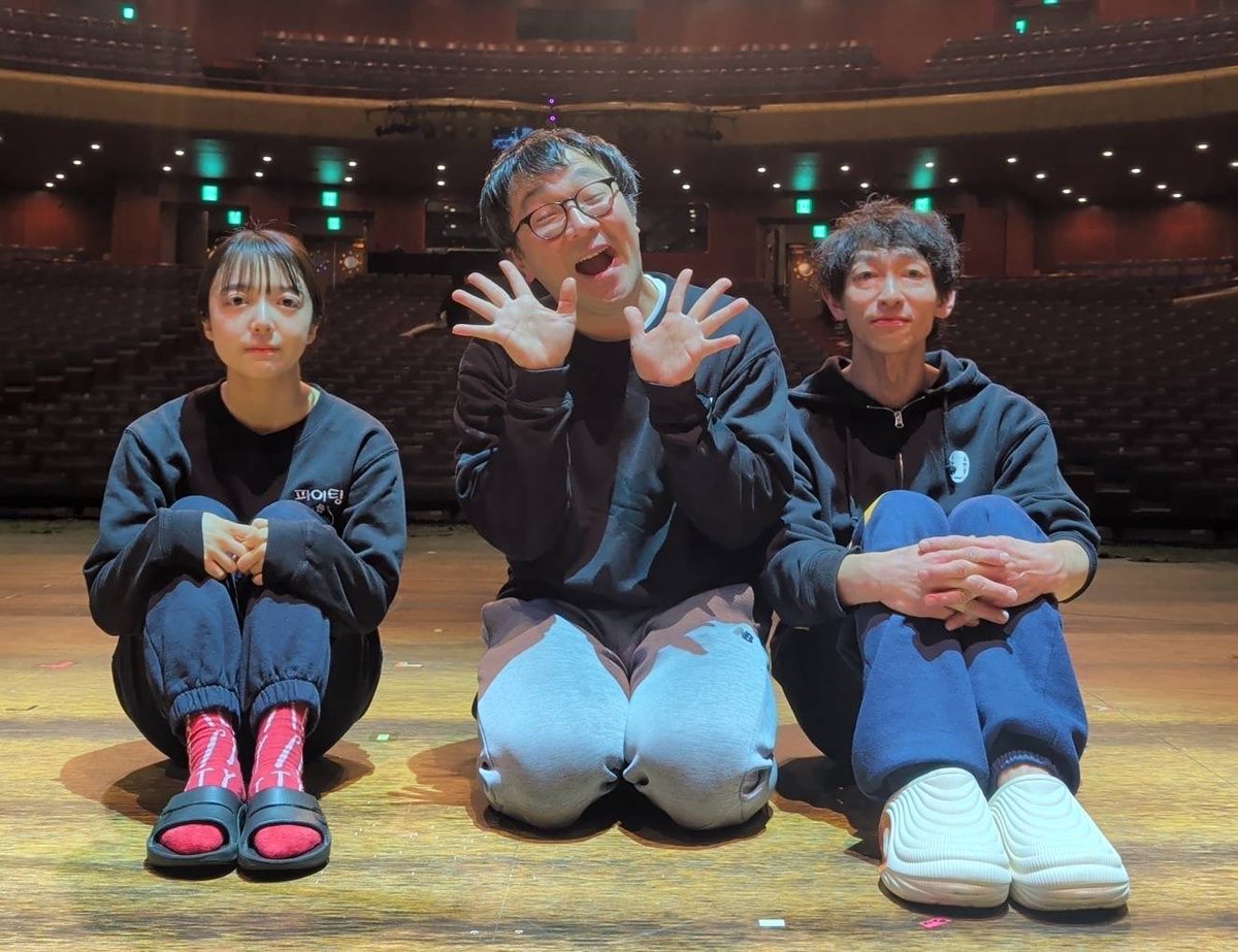 5MtsDxFNwLrRDrc's tweet photo. 昨日、我らが上白石萌音ちゃん千秋楽でした！！いつもみんなを気遣ってくれる座長、昨日萬谷さんと写真をパシャリ笑　真顔の二人笑　普段はめちゃくちゃ仲の良い二人です笑
#千と千尋の神隠し https://t.co/zWlQBqNxdX
