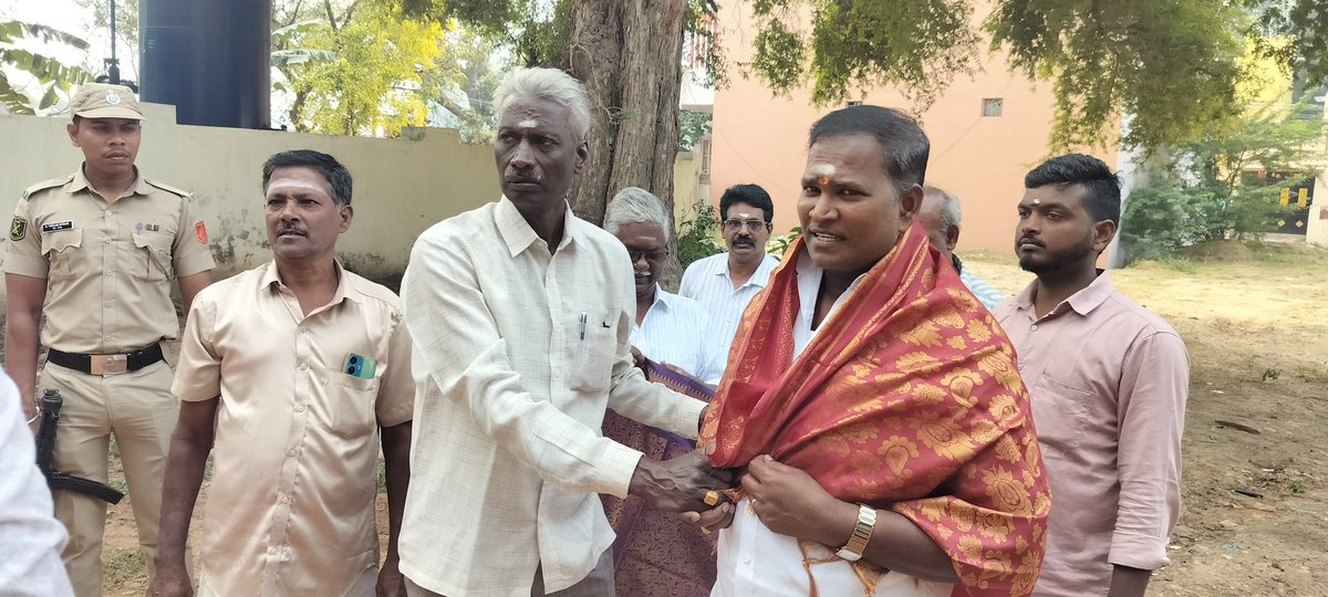AKSaiJSaravanan's tweet photo. எனது ஊசுடு தொகுதிக்குட்பட்ட  பொறையூர் பகுதியில் உள்ள அய்யனாரப்பன் கோவில் தெருவிற்கு ரூ.10.86 லட்சம் மதிப்பீட்டில் சிமெண்ட் சாலை அமைக்கும் பணிக்கு அரசாணை பெற்று, அதற்கான பூமி பூஜை நிகழ்ச்சியில்  அதிகாரிகள் மற்றும் பொதுமக்களுடன் கலந்து கொண்டேன்.@BJP4Puducherry @AmitShah @PMOIndia https://t.co/KOSSLXRkwO