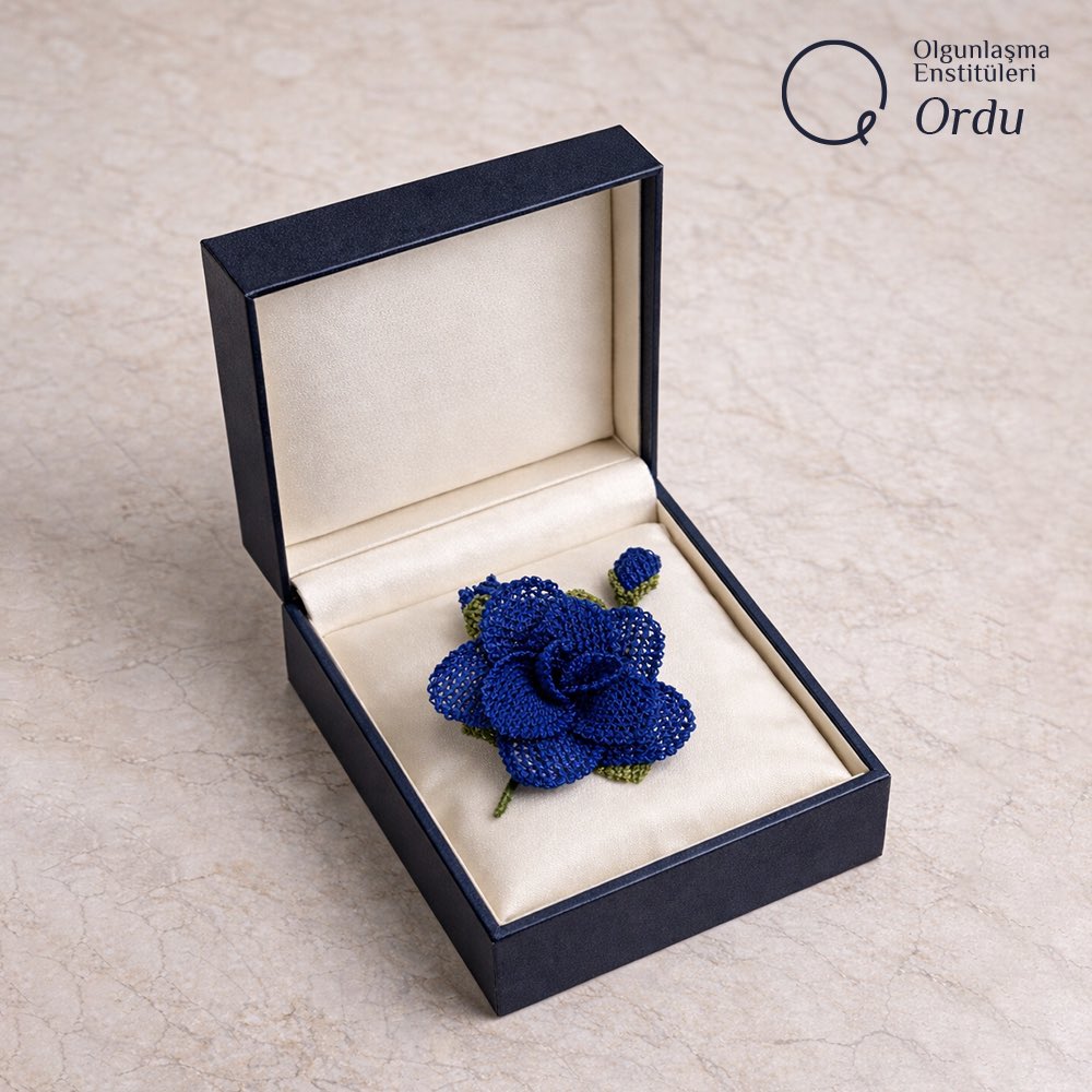 Geçmişten günümüze aktarılan iğne oyası geleneğini, estetik ve özgün yorumlarla yaşatmaya ve gelecek nesillere aktarmaya özenle devam ediyoruz.

#OrduOlgunlaşmaEnstitüsü #İğneOyası #Çiçek #GelenekselSanatlar

<a href="/tcmeb/">Millî Eğitim Bakanlığı</a> <a href="/Yusuf__Tekin/">Yusuf Tekin</a> <a href="/CelileErenOKTEN/">Celile Eren ÖKTEN</a> <a href="/mebhbogm/">MEB Hayat Boyu Öğrenme Genel Müdürlüğü</a> <a href="/cengizmete/">Cengiz Mete</a>