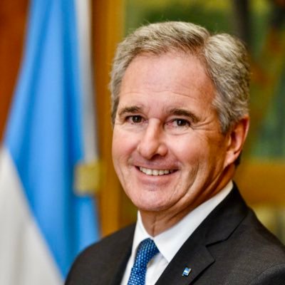 El viejo pelotudo éste, con cara de La Abuela Goye, se hace mucho el picante, me parece...

No te da el pinet,  cara de vieja.