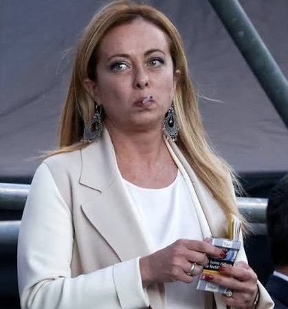 Sussex squad why are you making people relevant by posting about their hateful books on Harry and Meghan? Ignore them. They want your reaction traffic and comments. Look at Harry and Meghan s happiness 😍. Do not make those RRs and their lies relevant. I don't want fake stories