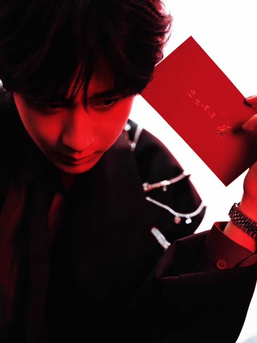 As the camera turns away from the character, he enters another world of light, welcoming all gazes fixed on “Cheng Yi”.
#Chengyi #成毅 #新年快乐 #HappyChineseNewYear