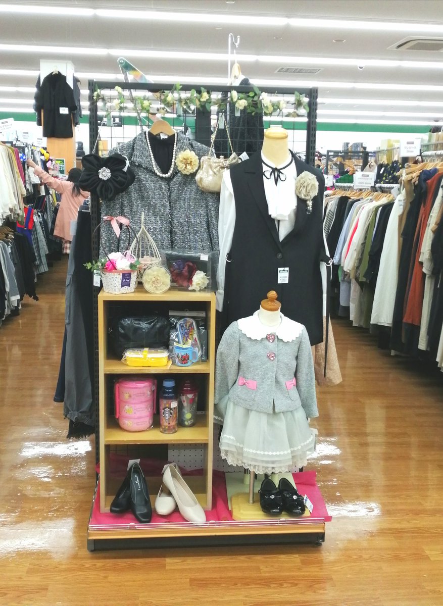 offhousemeike's tweet photo. こんにちはオフハウス女池店です。
卒入式の準備はしていますか？
オフハウスではスーツやバッグ、靴など色々取り揃えてあります。
ぜひ見に来てください。
＃オフハウス　＃卒業　＃入学 https://t.co/GZuRfFycgC