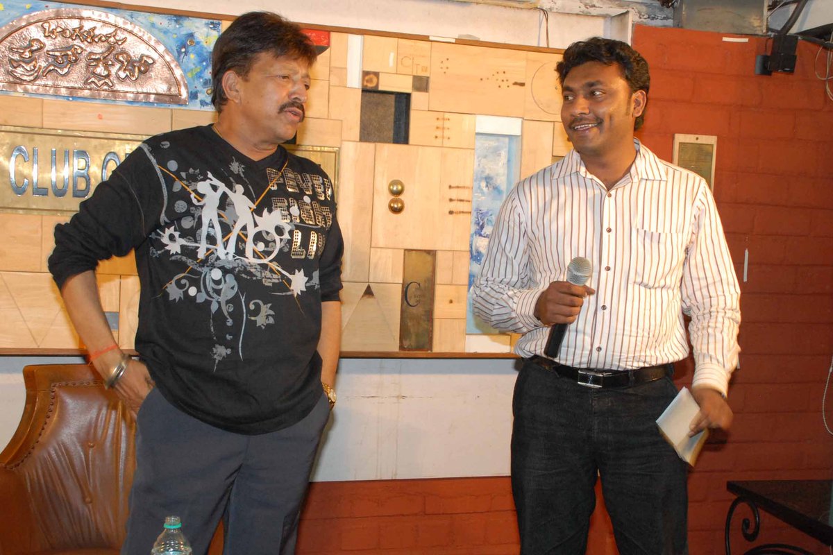 ShyamSPrasad's tweet photo. ಕನ್ನಡಕ್ಕೆ ಅವಮಾನ ಆದರೂ ಸುಮ್ಮನಿದ್ದ ಎಡಿಯೂರಪ್ಪ, ದಾಬಸ್‌ಪೇಟೆಯಲ್ಲಿ ತಮಿಳು ಭಾಷಣ ಮಾಡಿದ್ರೂ ಸುಮ್ಮನಿದ್ದ ಜನ, ಶಿವಮೊಗ್ಗ ಟ್ರೈನ್ ನಲ್ಲಿ AC ಕೋಚ್ ಇಲ್ಲ ಅಂತ ಗೊತ್ತಿಲ್ಲದ ರಾಜಕಾರಣಿಗಳು, ಸರಿಯಾಗಿ ರಾಜಕೀಯ ಮಾಡದ ತನ್ನ ಸ್ನೇಹಿತ ಅಂಬರೀಷ್, ನಾನು ಮುಖ್ಯಮಂತ್ರಿ ಆದ್ರೆ ಮಾಡೋ ಮೂರು ಕೆಲಸಗಳು... 17 ವರ್ಷಗ ಹಿಂದೆ ವಿಷ್ಣುವರ್ಧನ್ ಅವರ ಮಾತುಗಳು.. "ಅಮೃತ ಮಾತು ಮಂಥನ" ಕಾರ್ಯಕ್ರಮದಲ್ಲಿ. 👉 https://t.co/c4yldQLE07