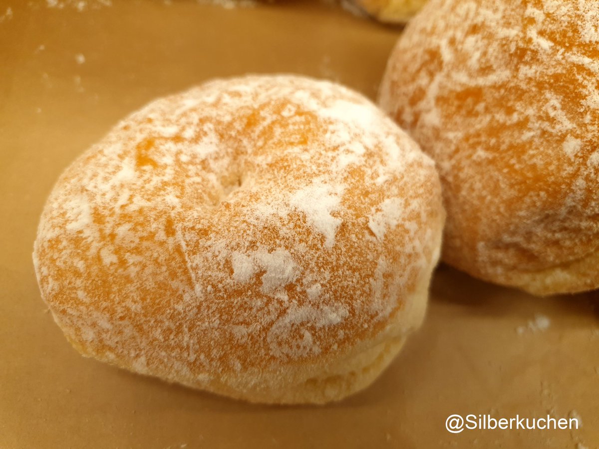 Silberkuchen's tweet image. Rosenmontag.....Ich wünsche euch allen einen schönen Tag !!!#rosenmontag #umzug #narren #narri #narro #foodphotography #foodblog #foodlover #krapfen #karneval #fasching #party #jetztgehteslos #hexenparty #homemade #bio #news