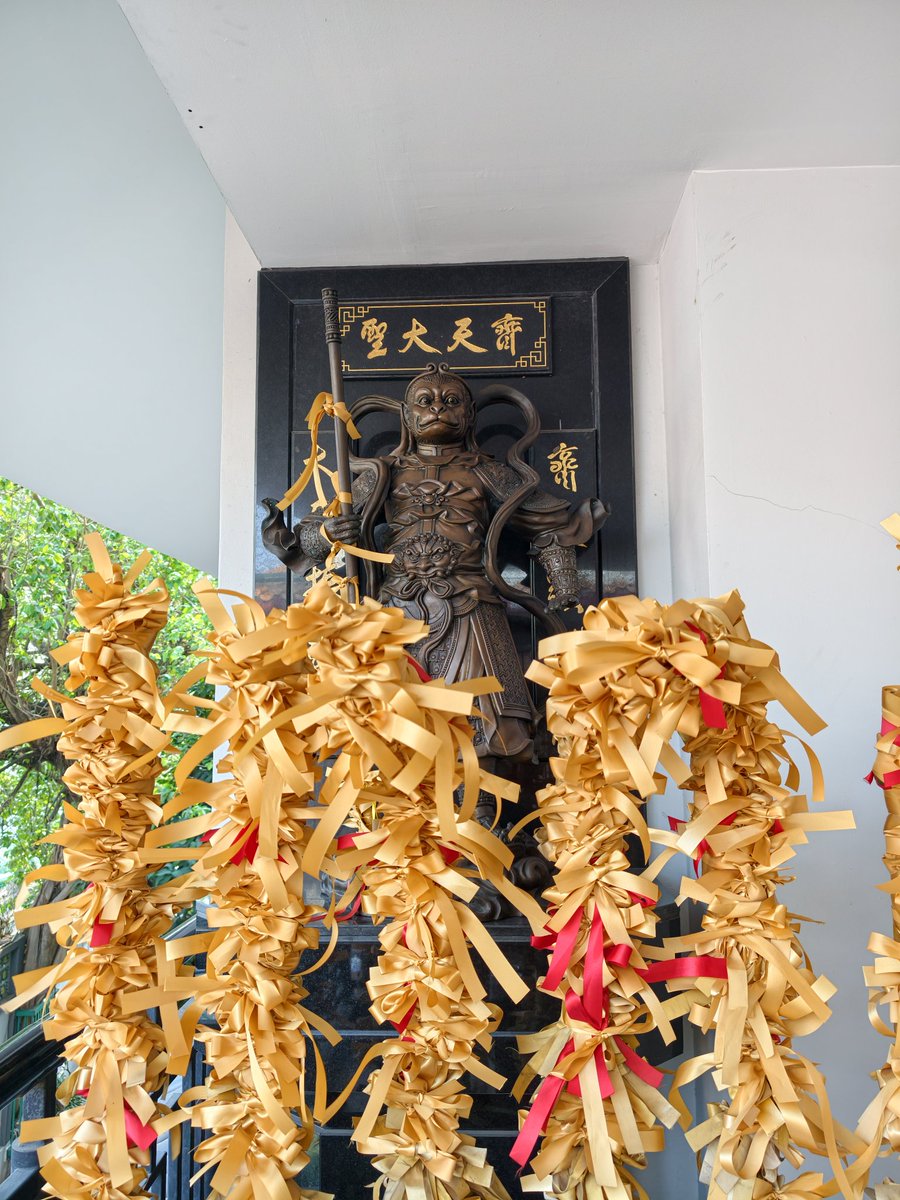 วัดจีจินเกาะ ไม่ได้มีดีที่ถ่ายรูปสวยอย่างเดียว แต่เป็นวัดจีนเก่าแก่ที่ซ่อนตัวอยู่ย่านคลองสาน คนไม่ค่อยรู้จัก สวย สงบ ตั้งอยู่ริมแม่น้ำเจ้าพระยา ที่สำคัญมีเทพเจ้าด้ายแดงให้ขอพรเรื่องคู่ครองด้วยนะ แต่ละชั้น มีองค์เทพให้สักการะเยอะ มองเห็นวิวแม่น้ำเจ้าพระยาและบรรยากาศเมืองเก่า