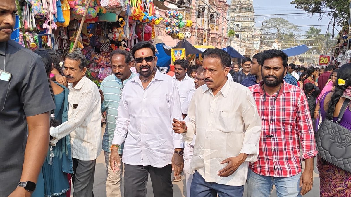 kadali8889's tweet photo. మహా #శివరాత్రి సందర్భంగా #ఆచంట , స్వయంభూ శ్రీ #రామేశ్వర స్వామి వారిని #రాజ్యసభ సభ్యులు శ్రీ పాకా #సత్యనారాయణ గారు దర్శించుకున్నారు
#BJP4AP https://t.co/gT2iTKbmJC