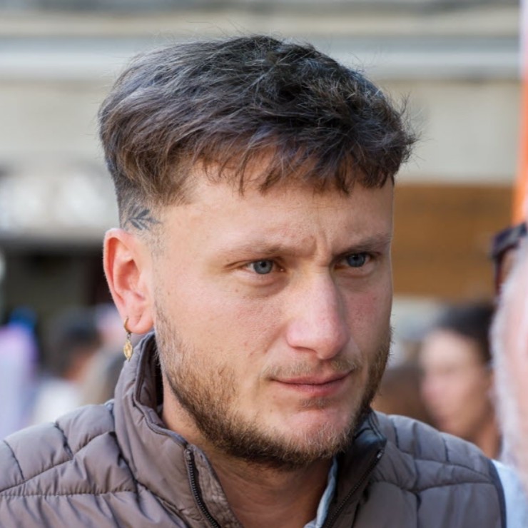 Parmi les ardents défenseurs de Raphaël Arnault,  on compte Elsa Faucillon, la députée communiste.
Elle affirme non sans aplomb que son collègue triple fiché S a toujours appelé à " la non violence  et au pacifisme".
Ainsi pour la miss Faucillon, Raphaël Arnault devient Sainte